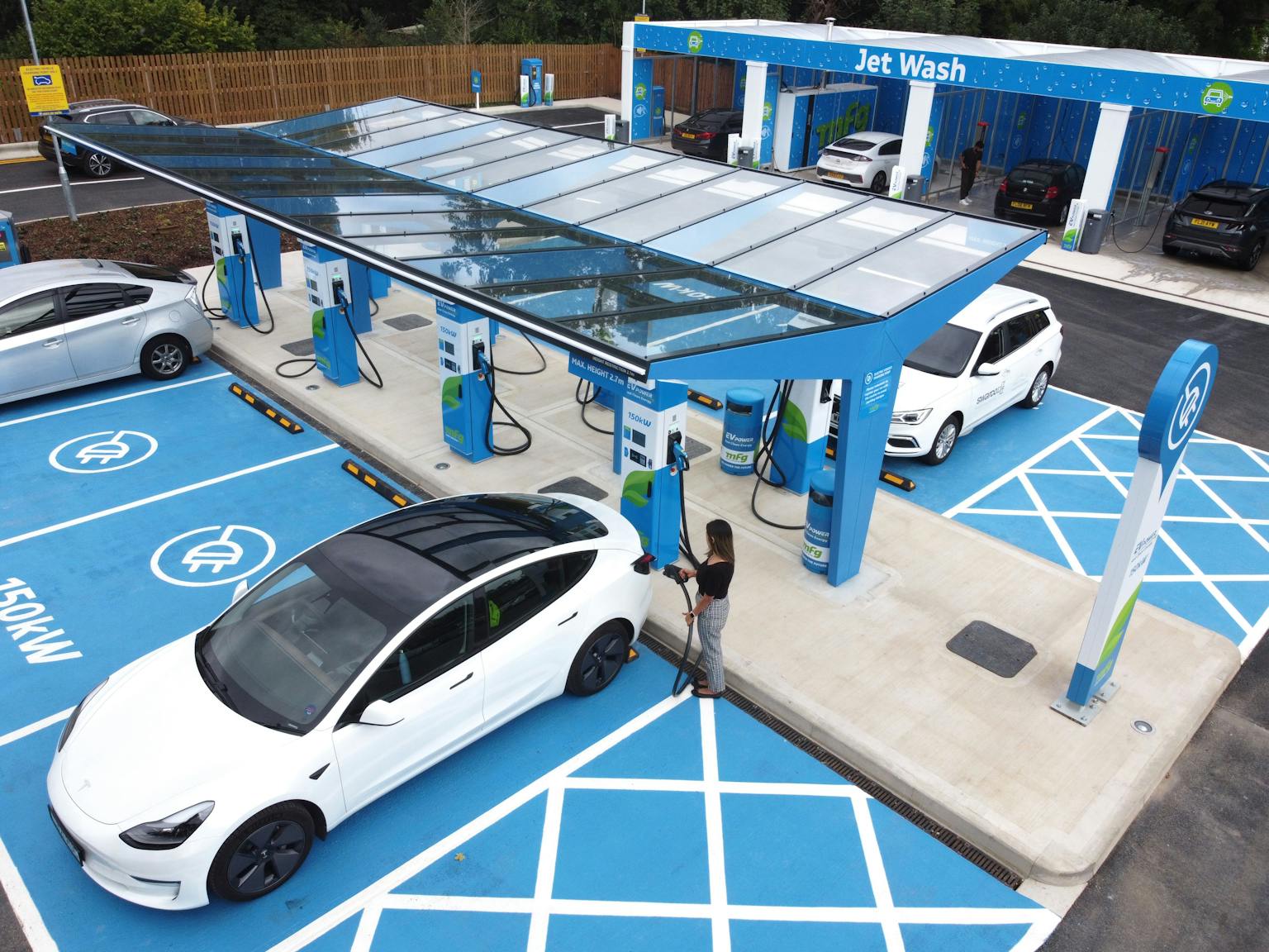 photo image of MFG EV Power charging site being used by drivers of EV 
