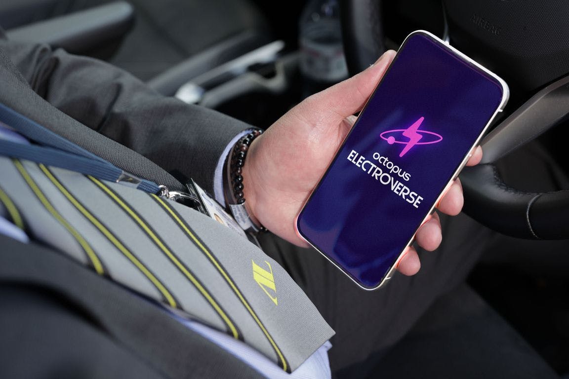 Addison Lee driver holds mobile phone with Octopus Electroverse opening screen displayed